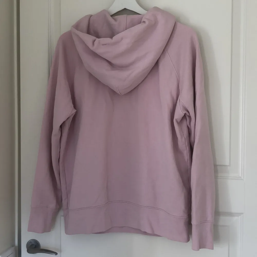 Ljusrosa Levi’s hoodie. Inte använd så mycket då den är något för stor för mig! 150kr + frakt. Hoodies.