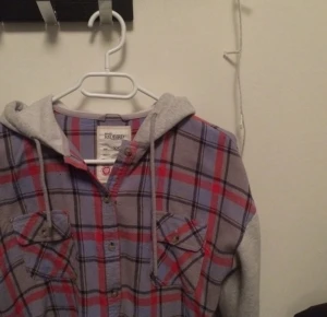  - Varm skjorta med huva från Bikbok, aldrig använd👌