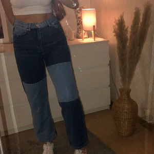 Straight leg jeans - Jeans från monki i storlek 27, passar S/M. Lappade mörkblå jeans med ljusblå detaljer. Använda 1 gång, bud fungerar bra men direkt pris är 200kr! *exklusive frakt*