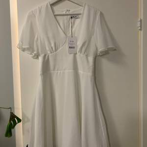Oanvänd vit klänning från nakd🤍