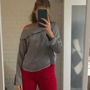 Randig topp från Gina Tricot  - Super fin och skön topp från Gina! Bra skick, inte använd jätte många gånger. Skulle säga att alla med storleken XS-M kan använda:)