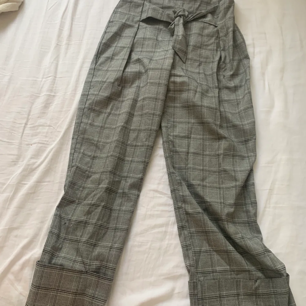 Rutiga kostymbyxor ifrån NA-KD, använd fåtal gånger och är i bra skick. Storlek 38 säljer för 200kr exklusive frakt. Kan skicka fler bilder vid intresse💓. Jeans & Byxor.