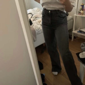 Gråa jeans  - Säljer dessa slutsålda populära gråa jeansen ifrån zara. de är i storlek 36 men är lite avklippta, så de passar ungefär nån som är 160 (de är lite långa).  ❤️buda privat 