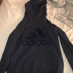 Adidas hoodie  - En super fin adidas hoodie med fickor. Aldrig använt för att den är för stor för mig.