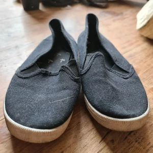 Enkla sommarskor - Samfraktar gärna andra annonser, skickar alltid med skicka lätt men givetvis kan man skicka på annat vis om så önskas. Via skicka lätt får du direkt information om ditt paket och kan lätt spåra ditt paket på postnords app eller på hemsidan. Inga priser för det mesta är hugger i sten, buda gärna, har rätt att neka. ⭐⭐ Köper du direkt så skickas ditt paket inom 1-2 dagar efter betalning. ⭐⭐