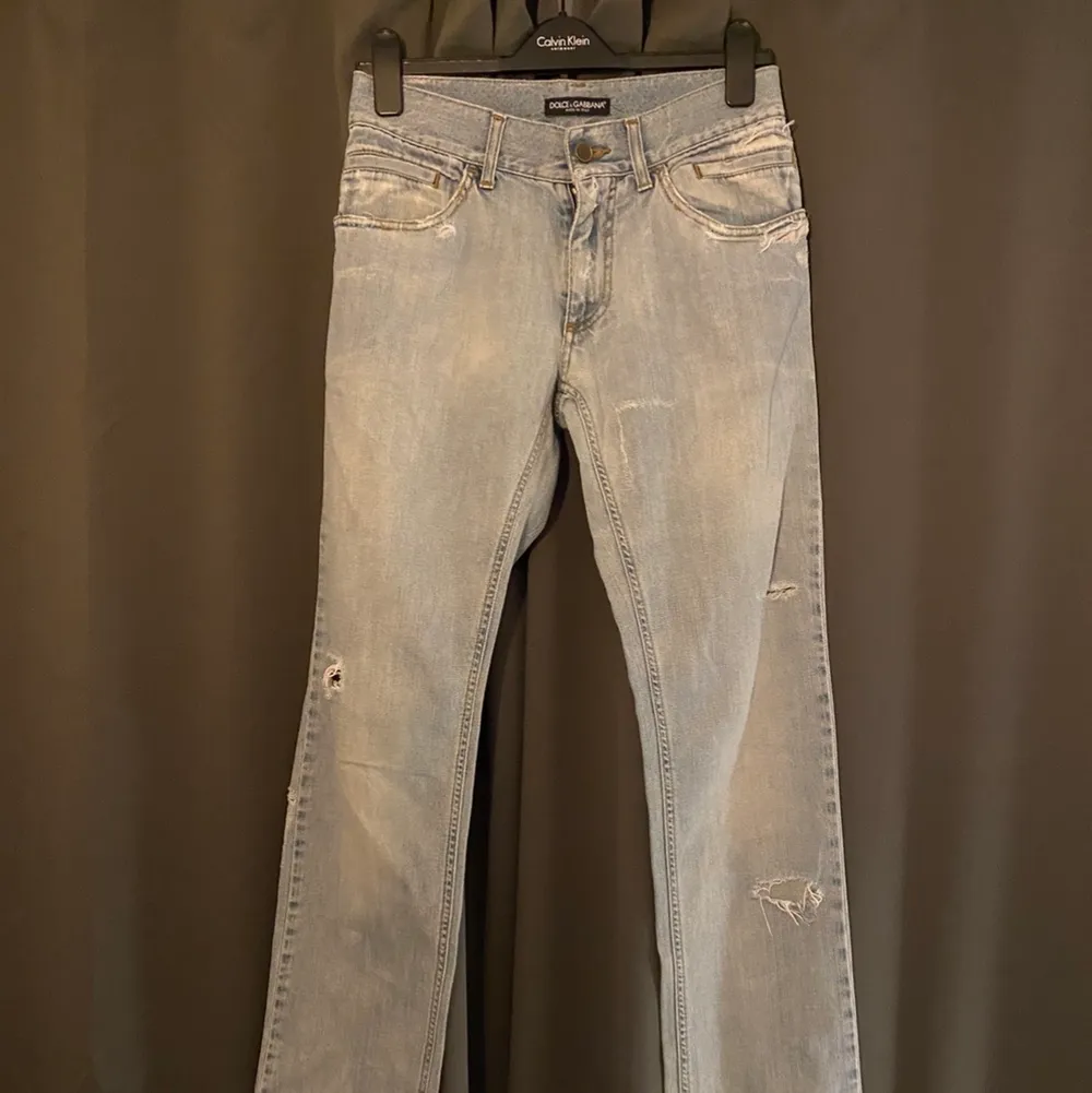 Säljer mina Dolce &Gabbana jeans som jag aldrig har använt pga för små. Köpta på Vestaire Collective och är även äkthetsförklarade där! Storlek 30, säljer de för 899kr + frakt.. Jeans & Byxor.