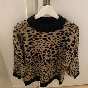 Stickat tröja i leopardmönstrad, super fin. Aldrig använd 