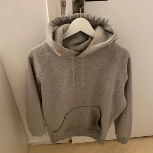 Grå Hoddie  - Från bikbok, liten fläck vid luvan. Skulle tro att den går Bort vid tvätt 