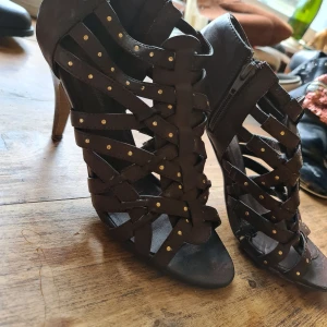 Bruna klackar i strl 38 - Hej. Fina klackar i strl 38.  Samfraktar gärna andra annonser, skickar alltid med skicka lätt men givetvis kan man skicka på annat vis om så önskas. Via skicka lätt får du direkt information om ditt paket och kan lätt spåra ditt paket på postnords app eller på hemsidan. Inga priser för det mesta är hugger i sten, buda gärna, har rätt att neka. ⭐⭐ Köper du direkt så skickas ditt paket inom 1-2 dagar efter betalning. ⭐⭐