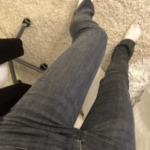 Zara gråa jeans med slits - Säljer de trendiga gråa jeansen från Zara med slits. Använd två gånger! Storlek 40 MEN passar både 36 och 38. Jätteskönt tyg och sååå fina!!! 