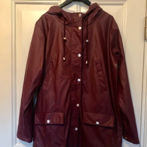 Snygg halvlång regnjacka - Vinröd Regnjacka från Cubus. Storlek M. Sparsamt använd! 100 kr plus frakt 