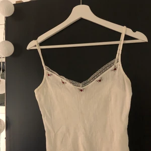 Fint unikt linne - Jättegulligt linne med spetts och små blommor. Bra skick och unikt. Storlek M/L men passar också S. 