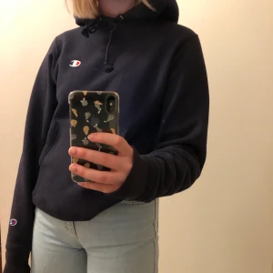 Champion hoodie storlek XS (herr) - Väldigt mysig hoodie från champion som funkar till allt! Väldigt mysig och varm med ganska långa armar🥰 (köparen står för frakten)