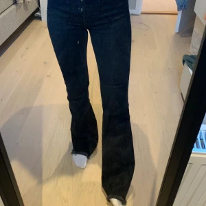 jeans - mörkgrå bootcut/flared jeans från zara med jättefina detaljer! storlek 34, jag är 163 och de är långa på mig så passar om du är längre, men går även att klippa av. köpare står för frakt 💕😚