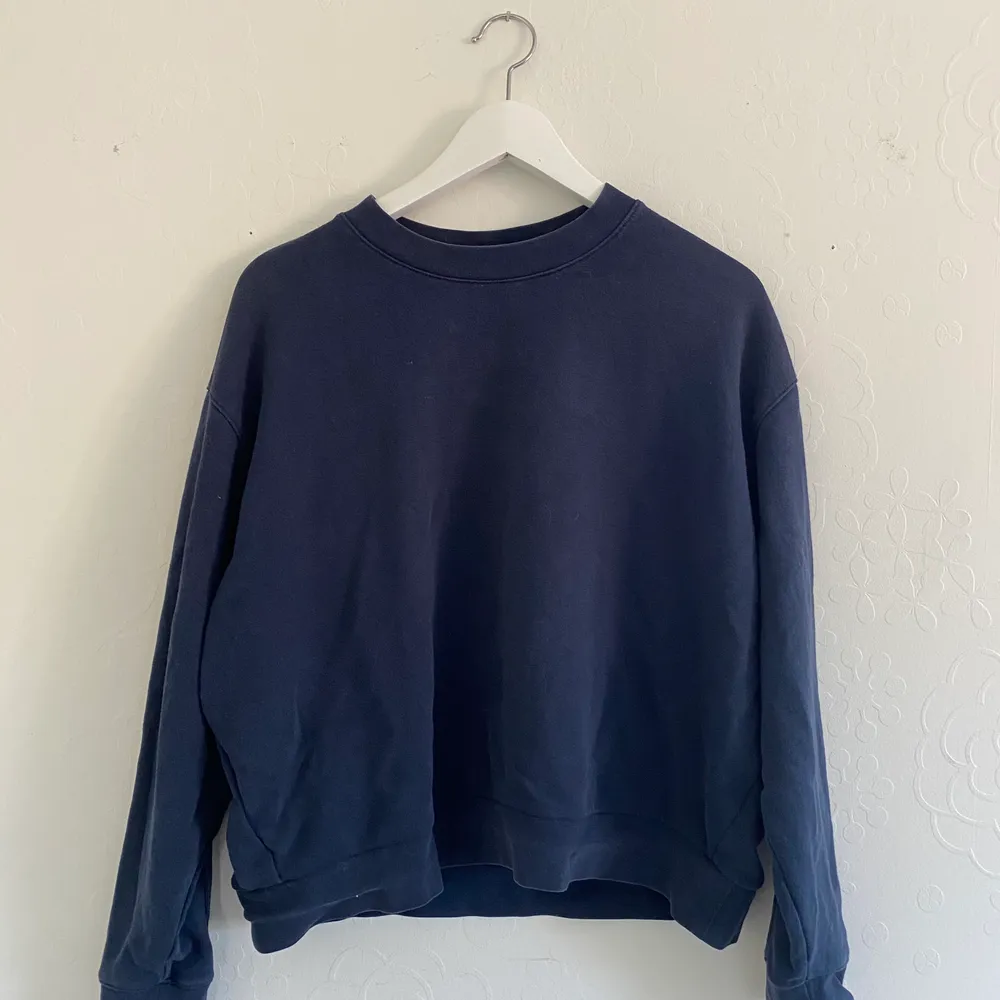 Blå sweatshirt i bra skick i från weekday. Säljer för att den är för liten. Köpare står för frakt.. Hoodies.
