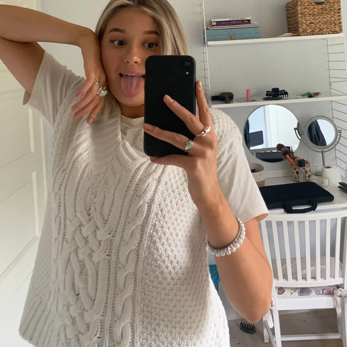 Cremevit stickad väst i strl S