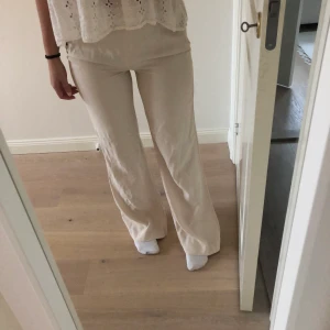 Beige kostymbyxor - Jätte fina byxor från zara i en fin beige/krämvit färg!Lite långa på mig som är 165 och storleken är Xs men passar på mig som brukar ha 36/38💕😝 knappt använda