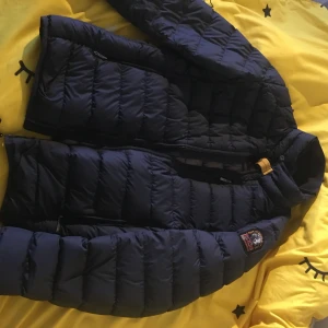 Pjs jacka storlek S - En pjs jacka köpte den för 4500 har använt den typ 5 gånger storlek S men den passar oxå xs pris kan diskutera 