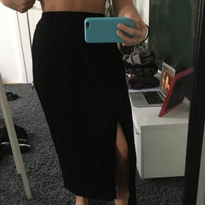 Lång svart ribbad kjol med slits  - WERA ribbad långkjol