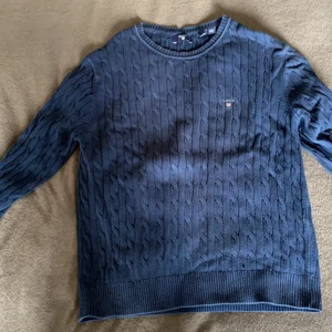 Stickad gant - Jag säljer denna gant tröja för den kommer aldrig till användning, använt minst 5 ggr! Jag är 165 cm lång och sitter perfekt på mig! Säljer billigt för vill bara bli av med den! Kom privat för mer bilder! 