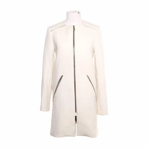 Vit kappa  - Stilig vit kappa från Zara. Superfin och fräsch färg, funkar utmärkt till vår, sommar och höst. Kappan är i använt skick men är välbevarad, inga hål eller liknande. PMa för mer information samt fler bilder! 😊