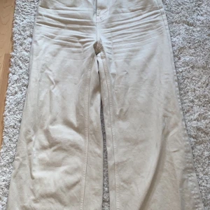 Weekday Jeans storlek W28 - Beiga vida Jeans ifrån Weekday, bra kvalitet. Ingen stretch. Ord. Pris 500kr