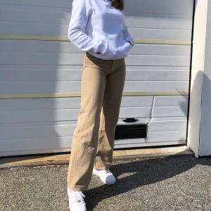 Yoko jeans  - Ett par beigea Yoko jeans från Monki! Ett par av mina favoritjeans som tyvärr blivit för små😫💕💕 Storleken är 25 och de är sparsamt använda! Jag är 168. Köparen står för frakten✨ nuvarande bud är 250kr, avslutas 12.00 1/11