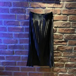 Plisserad kjol - Skitsnygg plisserad kjol från vila, gummiband i midjan och lite tjockare tyg. Knälång, lite över knäna på mig (är 160cm)