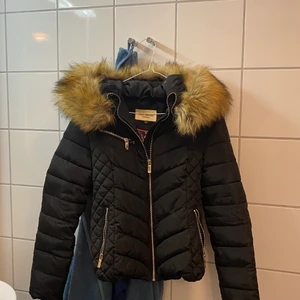 Roco baroco Vinterjacka - Säljer min Roco baroco vinterjacka från Salt pågrund av ingen användning längre köptes för 1700kr och säljer för 700kr, den är i storlek 32 med fejkpäls men pälsen går att ta av så du kan alltså byta päls eller ha utan päls. Den är i ny skick och nytvättad, 