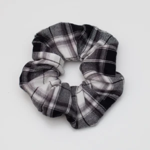 Scrunchie  - Ny och oanvänd handgjord scrunchie i mjukt återbrukat bomullstyg (självklart helt och rent utan några defekter).  Material: 100% bomull, endast handtvätt.   Notera att mönstret varierat något mellan olika exemplar då jag syr flera stycken av samma tyg, alla är dock snarlika! Färgen kan variera något från verkligheten beroende på skärminställningar. Pälsdjur och hö finns i hemmet, dock inget som kommer i direkt kontakt med produkterna.
