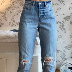Super snygga jeans med hål från lager 157, använda 1-2 gånger så de är i ett bra skick. Säljer pågrund av att de inte kommer till användning. Nypris är 300kr. Köparen står för frakt❤️