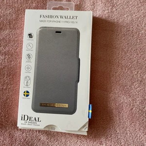 iPhone 11 PRO/ XS/X - Säljer mobilskal från Ideal of Sweden i färgen grå. Den är helt ny och oanvänd. Säljer den då jag råka beställa fel storlek. Köparen står för frakten 📦