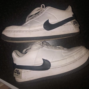 Nike air force Jester - INTRESSEKOLL på mina snygga Nike skor. Rätt använda men fof i mkt fint skick men även lätta att tvätta ! Slutsålda vad jag vet, storlek 38,5. Buda i kommentarerna💞