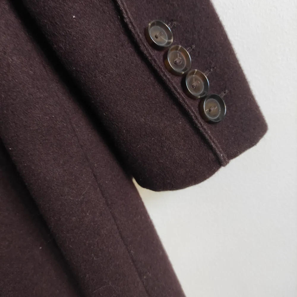 Hi ! It is a long winter jacket that comes from France.  I am 1m66 and it reaches me a little below the knees.   It keeps you warm and comfortable, it is new, there are two pockets, buttons to close it and also buttons on the sleeves.  It is a size S (EUR) / XS (USA). I sold it for 900KR, it is of very good quality.. Jackor.