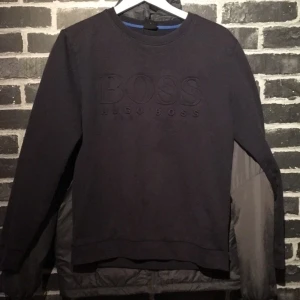 Hugo Boss tröja  - Tjena! Säljer denna mörkblå Hugo boss tröja köpt på Nk förra året! Har ej kvitto kvar men QR borde bevisa äkthet😅 Den har 2 hål dom dock är lagade (de vart väldigt små hål) inte så synliga (höger arm) Storlek S.. skick 7/10 nypris.. 1000kr😃💯 byten kan vara intressant 