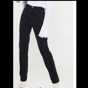 Svarta straight jeans - Helt oanvända svarta jeans med prislappen kvar. Säljer pga de ej passar mig. 