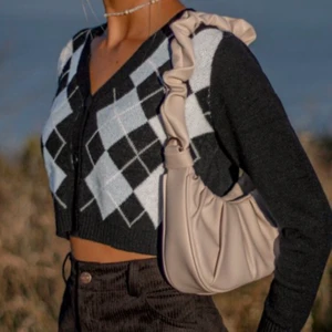 V Neck Crop Cardigan - Snygg tröja från Zaful som tyvärr var för liten. Den är onesize men skulle säga att den passar på en S! Aldrig använd💕