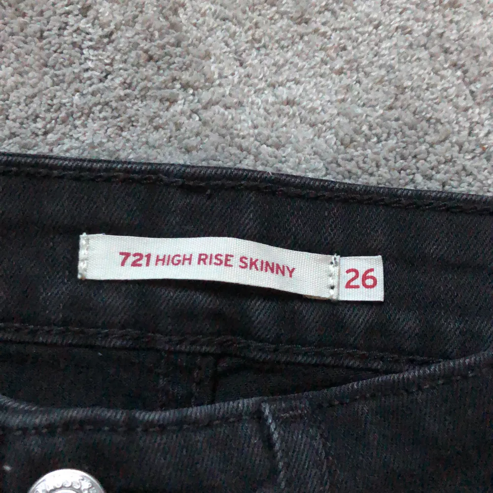Tighta svarta jeans från Levis i storlek 26. Frakt tillkommer på 63kr.. Jeans & Byxor.