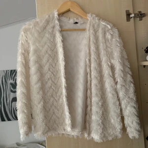 Kofta H&M - Vit tunn kofta med fransar från H&M. Strl XS🥰 buda på!