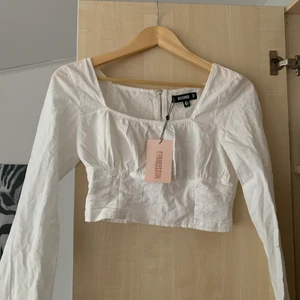 Croptop  - Oanvänd croptop med prislapp kvar från Missguided! Strl 34🥰 buda på!