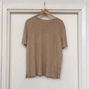  - Köpt på loppis och har aldrig använt den.
Klassisk M storlek. 
Glittrar lite bättre än på bilderna.  Något transparent.
Har några små maskor men de syns knappt. Särskilt inte när man har på sig den. 