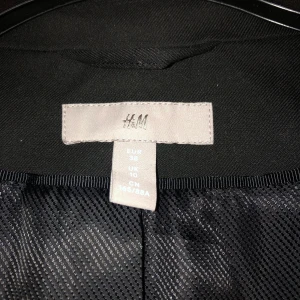 Figursydd kavaj - Strl S och sitter som en S/XS. Endast använd en gång på en spex foto så den är i nyskick! Nypris 350kr men säljer för endast 200kr ❗️priset kan diskuteras ❗️