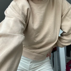 SWEATSHIRT GINA - Beige sweatshirt från Gina i storlek S. Bra skick, 70 kr + frakt 🚚 
