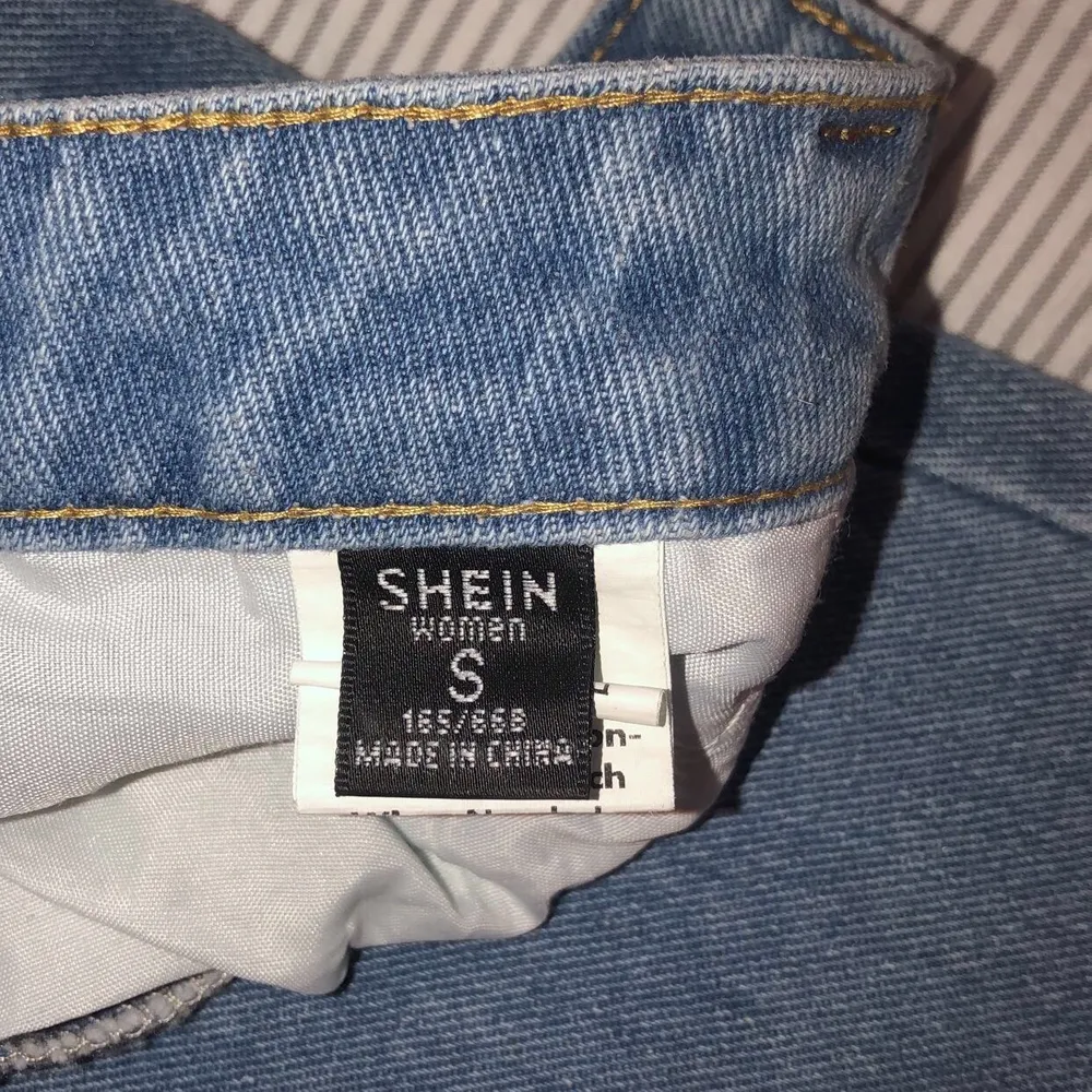 Jeans från Shein. Blå jeans med slits längst ner. De är aldrig använda, säljer då de var lite för små för mig. 150kr. Storlek S.. Jeans & Byxor.
