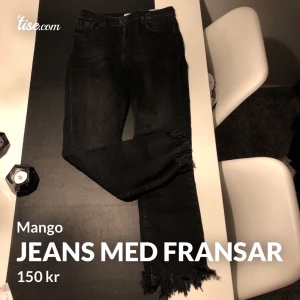 Jeans med fransar - Svarta jeans från Mango med fransar i strl. 34 men passar mig som har 38