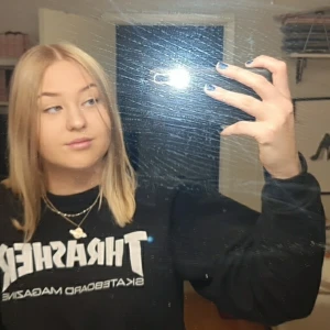 Thrasher sweatshirt - Svart thrasher sweatshirt i använt men bra skick. Storlek M, 300kr exklusive frakt💞 