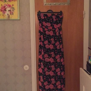  - En fin långklänning med blommor på, från H&M, öppen på ena sidan av benet. 
Swish går bra! :) 