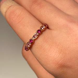 Super fin guld ring med rosa stenar. Cirka 17 mm som motsvara S-M. Frakt tillkommer eller hämtas i Malmö. 