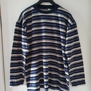 Vintage randig tröja - Vintage randig tröja. Storlek 158/164 men skulle säga den även passar ca S/M. Fraktkostnad blir 45kr.        OBS! Budgivning, kommentera jättegärna bud om du är intresserad (med höjning på minst 5kr och exkl. frakt) tack! 😊 sluttid torsdag kl 18:15!