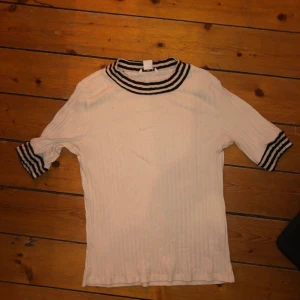 T-shirt  - Från Monki